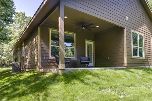 Charming Willis Hideaway Less Than 1 Mi to Lake Conroe! in Willis, USA