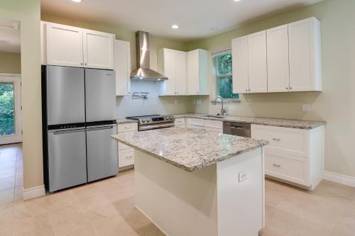 Charming Willis Hideaway Less Than 1 Mi to Lake Conroe! in Willis, USA