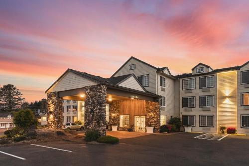 The Ashley Inn & Suites