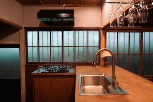 주방, new! 熱海桃山邸　Atami terrace villa 〜Sauna & Onsen 〜 in 아타미