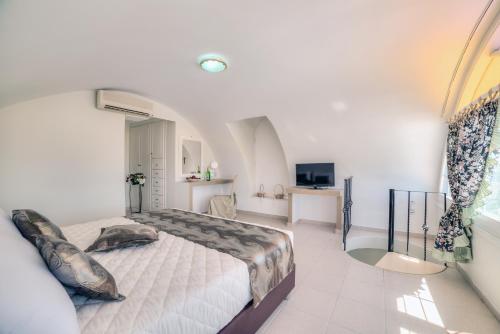 Villa Olympia Located in Perissa, Villa Olympia is a perfect starting point from which to explore Santorini. The hotel offers guests a range of services and amenities designed to provide comfort and convenience. Fa
