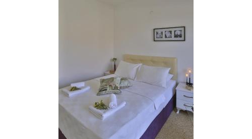 1 double bed, 2 twin beds