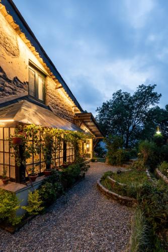 Mystic Abode, An old colonial house with a garden by Roamhome