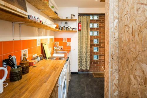 CUTE HOUSE IN SOHO - full ac, quiet and unique!