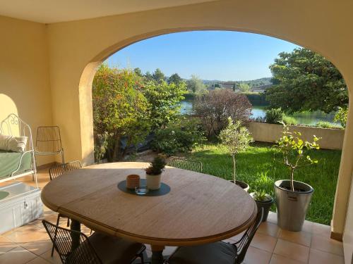 Vue lac avec terrasse et jardin / 6 pers - Location saisonnière - Mallemort