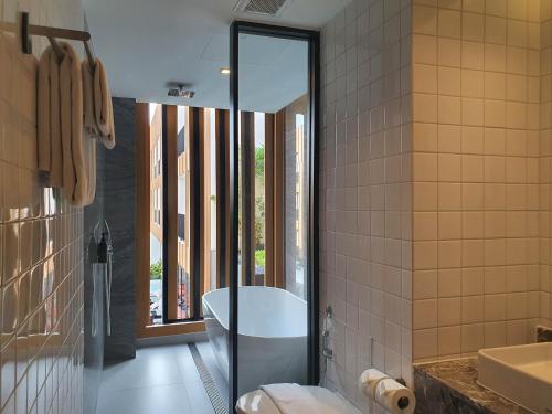 room detail thumbnail 2