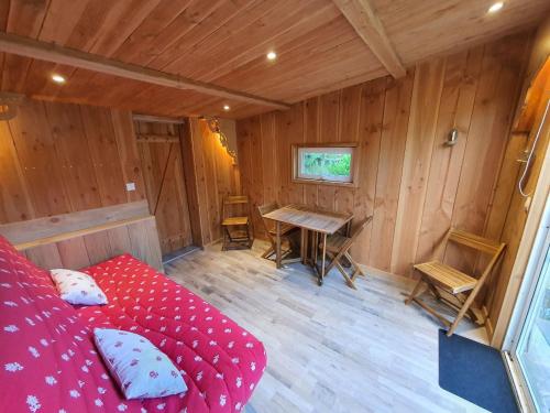 Cabane en bois sur l'étang