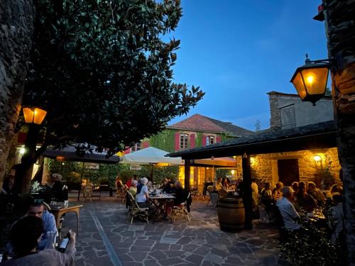 Restoran, Les Magnolias in Saint-Sernin-sur-Rance