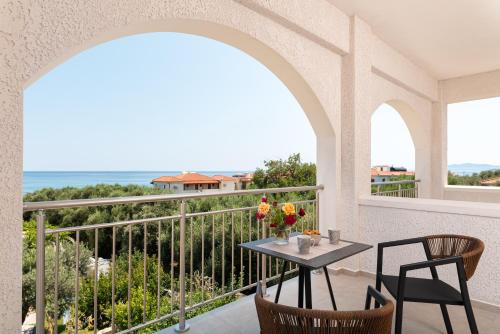 شرفة/ تراس, Agrilionas Hotel in Kampos Marathokampou