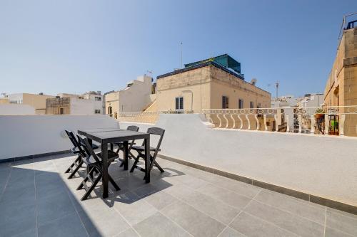 Stunning 2BR Holiday Penthouse in Central Sliema