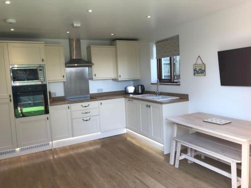 Konyha, Hendra Retreat Owls Roost Cottage North Cornwall in Camelford városközpont
