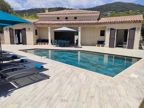 MAGNIFIQUE VILLA MODERNE ENTRE MER ET MONTAGNE, Alpes-Maritimes