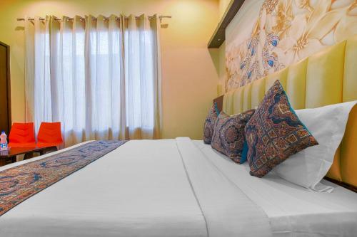 Deluxe Room image 3