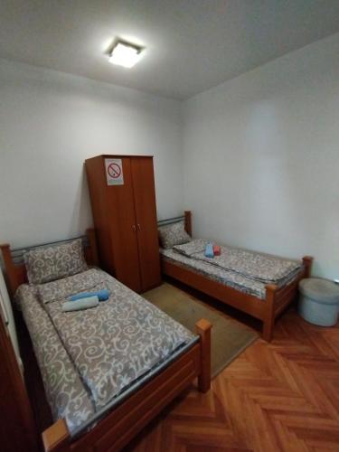 2 twin beds