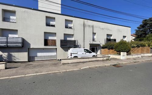 Exterior view, T1/ terrasse /proche centre Lyon in La Mulatière