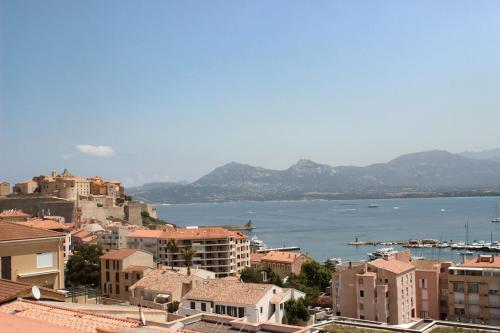 Duplex vue imprenable sur le golfe et la citadelle, centre ville - Location saisonnière - Calvi