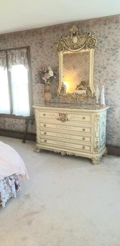 French Provincial King Room