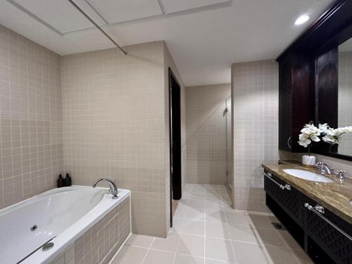 Durrani Homes - Alluring 5BR Penthouse with Burj Khalifa and Fountain View, Dubai (photo 10)