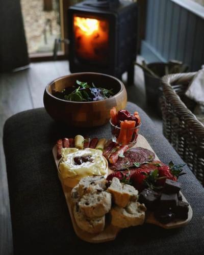 餐飲選擇, The Cow Shed - Rural Barn Conversion with Hot Tub in 小伯份