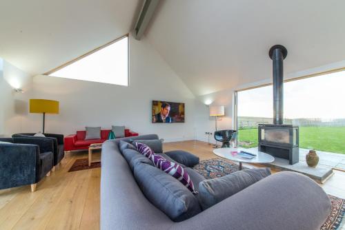 The Den, Architect Designed Barn, Beautiful Location in Elrick