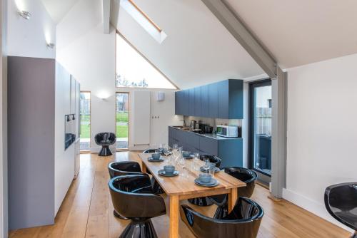 The Den, Architect Designed Barn, Beautiful Location in Elrick