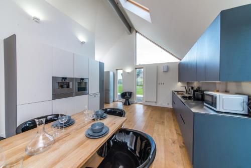 The Den, Architect Designed Barn, Beautiful Location in Elrick