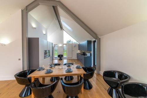 The Den, Architect Designed Barn, Beautiful Location in Elrick