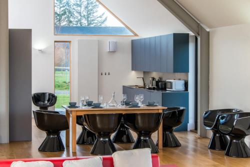 The Den, Architect Designed Barn, Beautiful Location in Elrick