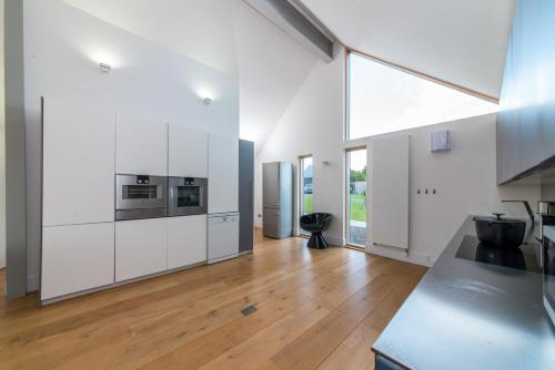 The Den, Architect Designed Barn, Beautiful Location in Elrick