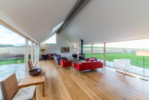 The Den, Architect Designed Barn, Beautiful Location in Elrick