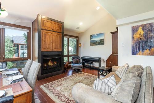 Walk to Festivals! Windows, Fireplace, Hot Tub condo - Apartment - Telluride