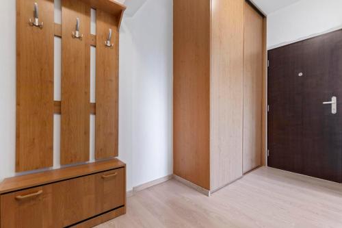 Apartment 20 minutes from city center w Netflix, Coffee or Tea & Parking, Братислава (фото 10)