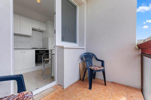 Apartment 20 minutes from city center w Netflix, Coffee or Tea & Parking, Братислава (фото 8)