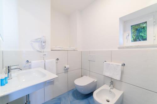 Deluxe Double Room with Balcony and Sea View image 9