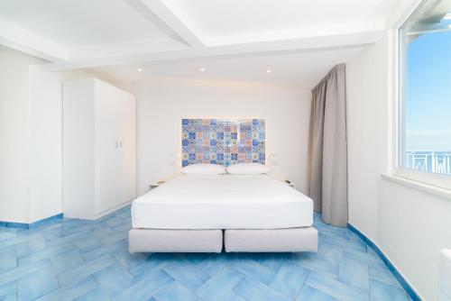 Deluxe Double Room with Balcony and Sea View image 7