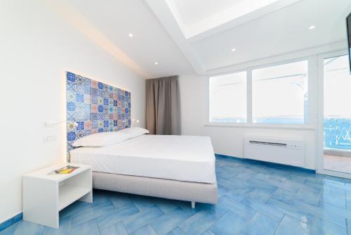 Deluxe Double Room with Balcony and Sea View image 5
