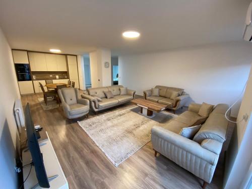 ห้องส่วนกลางสำหรับนั่งเล่น/ดูทีวี, Prizren City 2 bedroom apartment in ลาคูริก
