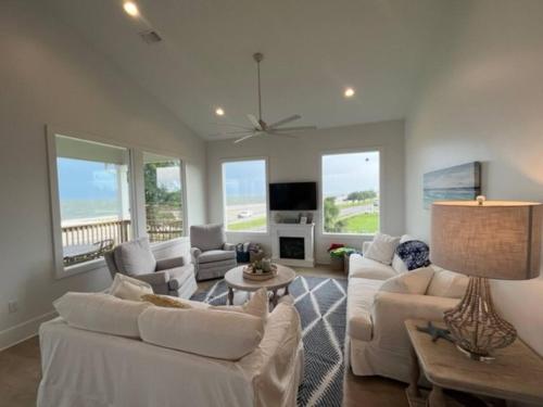 Beauty on the Beach Gulf Luxury w/ Gorgeous Views, Gulfport