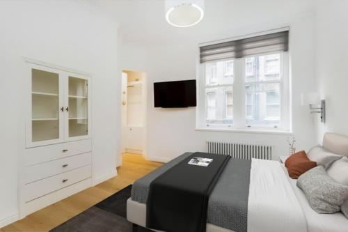 Modern Chelsea Flat, 3Bd 2Bath, with Parking