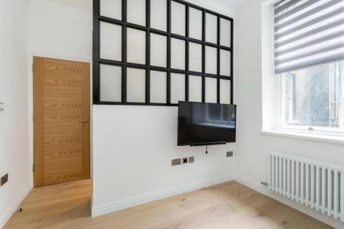 Modern Chelsea Flat, 3Bd 2Bath, with Parking