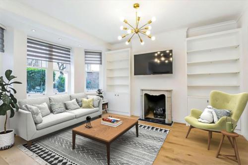 Modern Chelsea Flat, 3Bd 2Bath, with Parking