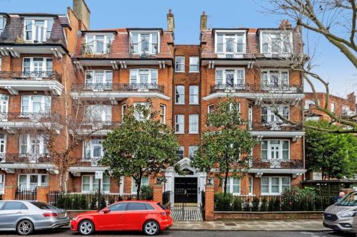 Modern Chelsea Flat, 3Bd 2Bath, with Parking