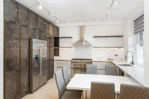 Modern Chelsea Flat, 3Bd 2Bath, with Parking