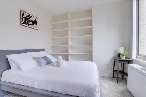 Awesome 1 BR Apt + Den At Crystal City With Gym in Arlington, USA