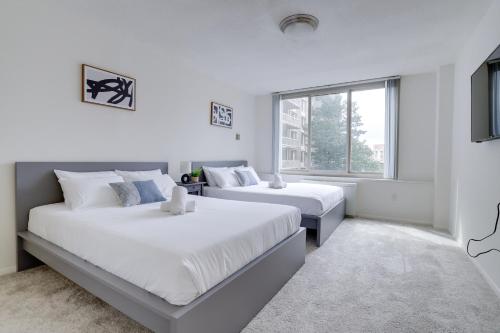 Awesome 1 BR Apt + Den At Crystal City With Gym in Arlington, USA