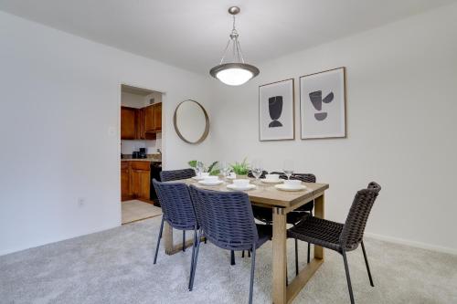 Awesome 1 BR Apt + Den At Crystal City With Gym in Arlington, USA