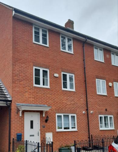 Comfortable 4-Bedroom Home in Aylesbury Ideal for Contractors Professionals or Larger Families