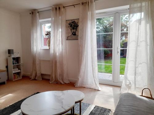 Comfortable 4-Bedroom Home in Aylesbury Ideal for Contractors Professionals or Larger Families