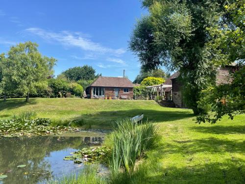 The Barn cottage with hot tub overlooking the lake