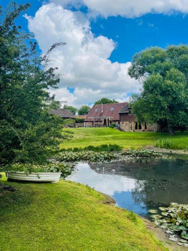 The Barn cottage with hot tub overlooking the lake